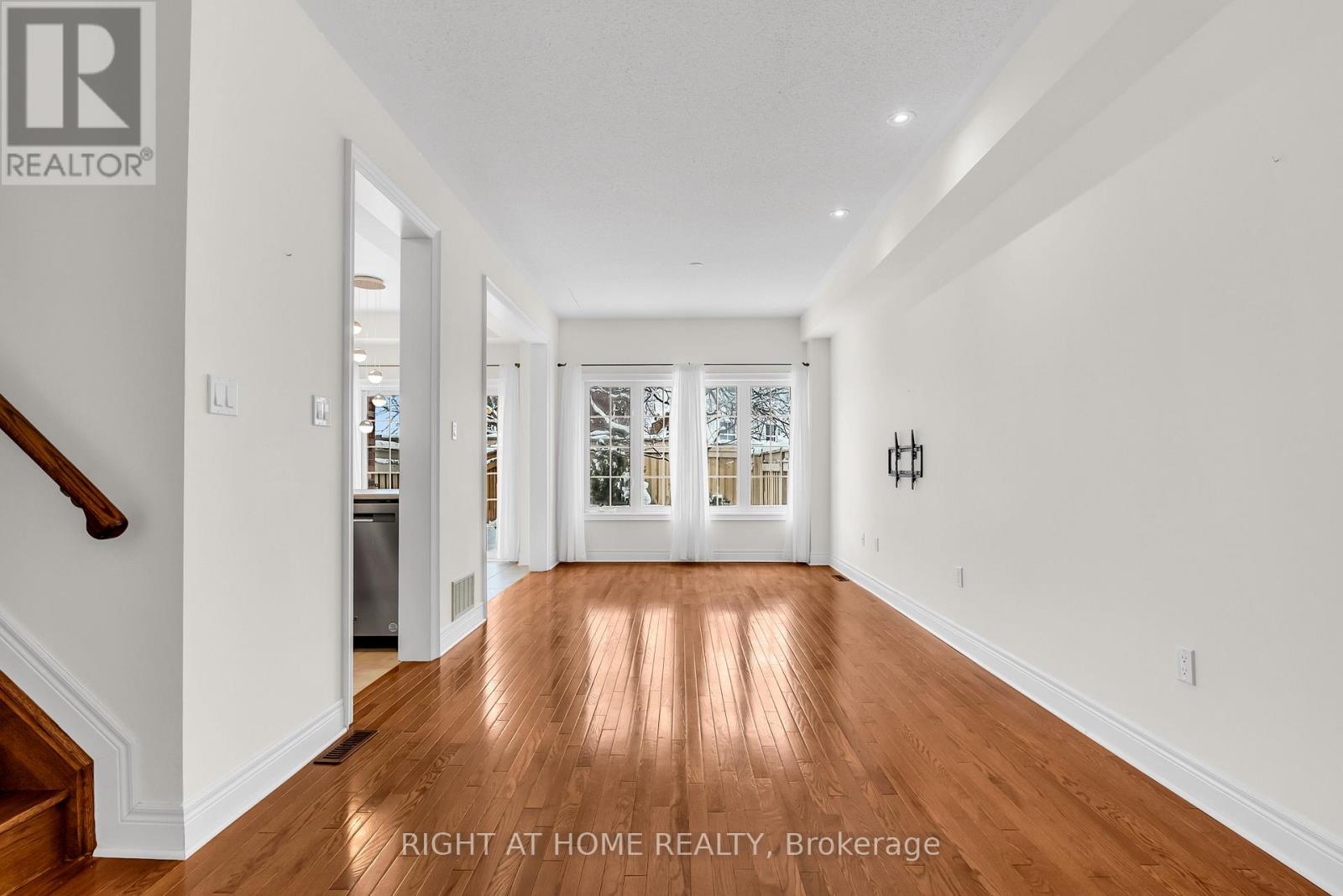 9 - 320 Ravineview Drive, Vaughan, Ontario  L6A 4H1 - Photo 7 - N12673272