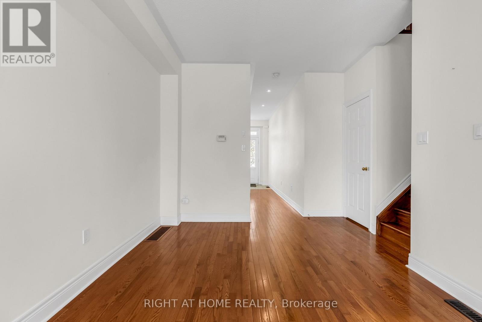 9 - 320 Ravineview Drive, Vaughan, Ontario  L6A 4H1 - Photo 9 - N12673272