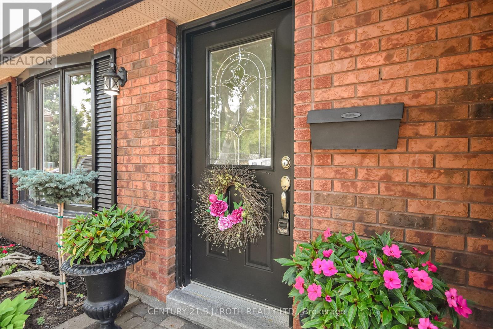 49 Ridgeway Avenue, Barrie (Allandale Heights), Ontario  L4N 5M2 - Photo 2 - S12673270