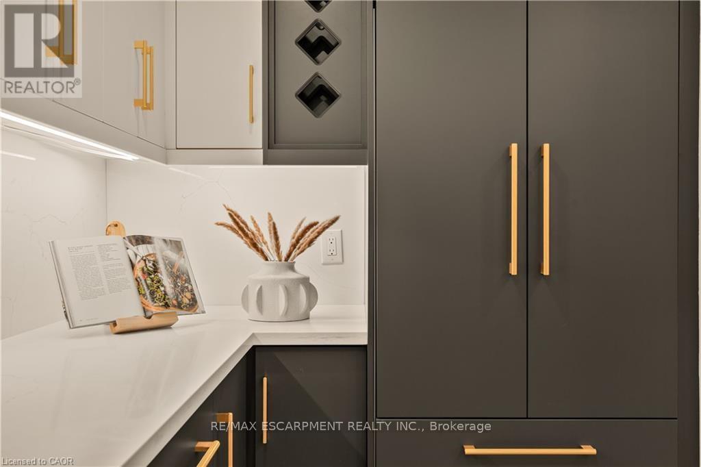 257 Strathcona Drive, Burlington, Ontario  L7L 2C9 - Photo 12 - W12673248