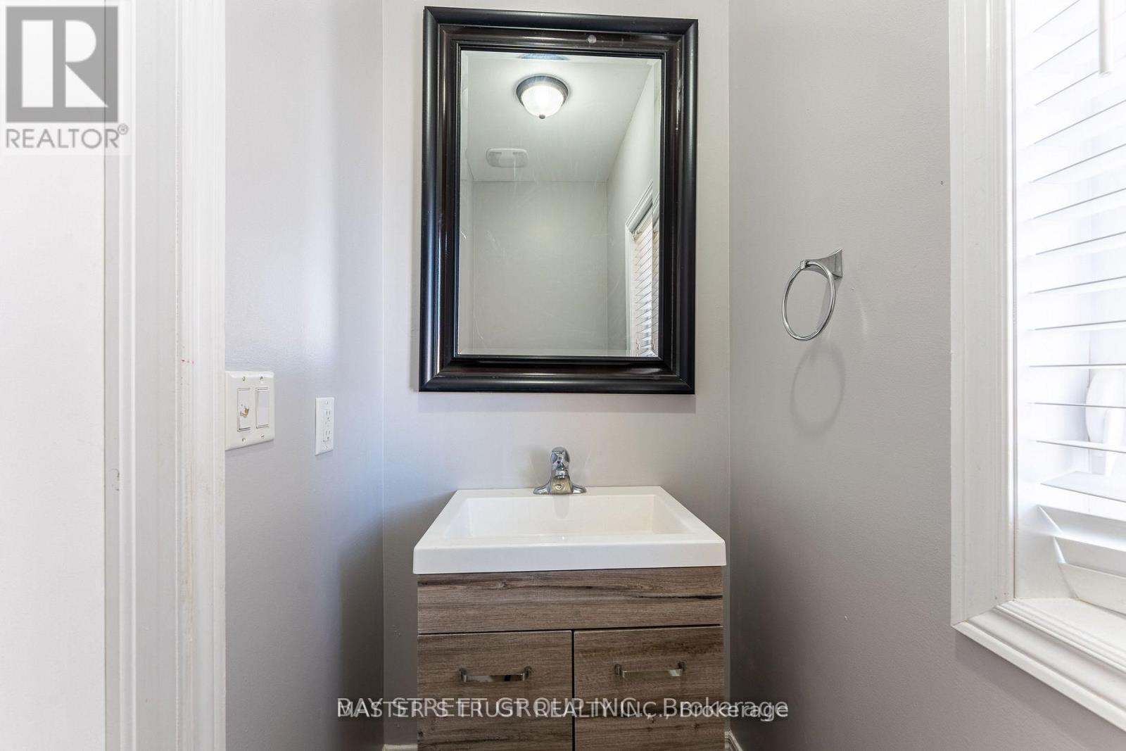 471 Kwapis Boulevard, Newmarket, Ontario  L3X 3K5 - Photo 17 - N12673448