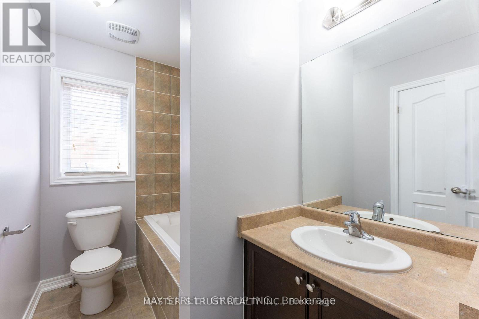 471 Kwapis Boulevard, Newmarket, Ontario  L3X 3K5 - Photo 23 - N12673448