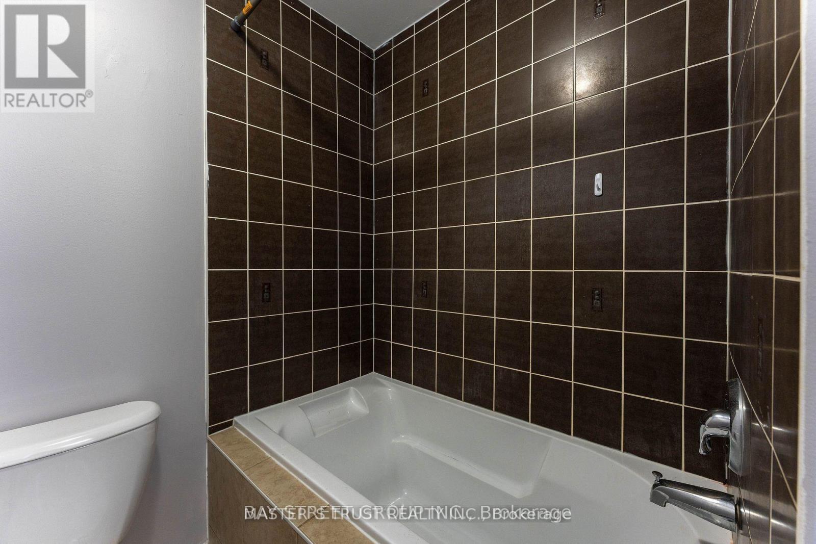 471 Kwapis Boulevard, Newmarket, Ontario  L3X 3K5 - Photo 25 - N12673448