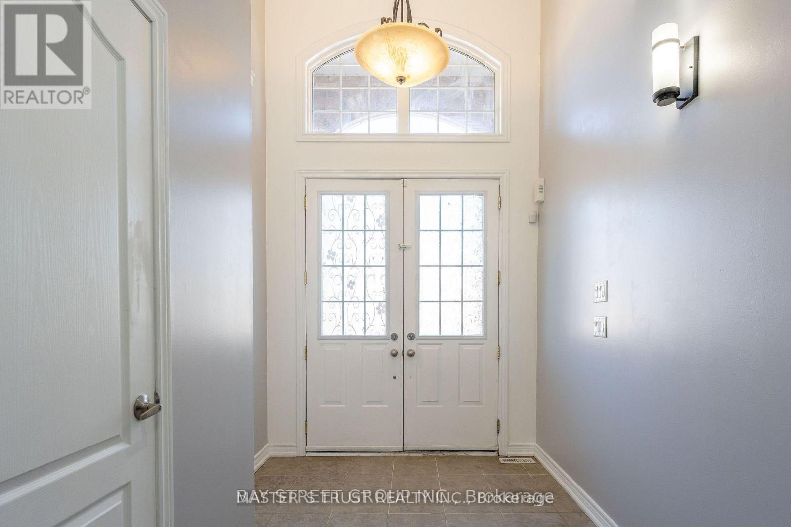 471 Kwapis Boulevard, Newmarket, Ontario  L3X 3K5 - Photo 3 - N12673448