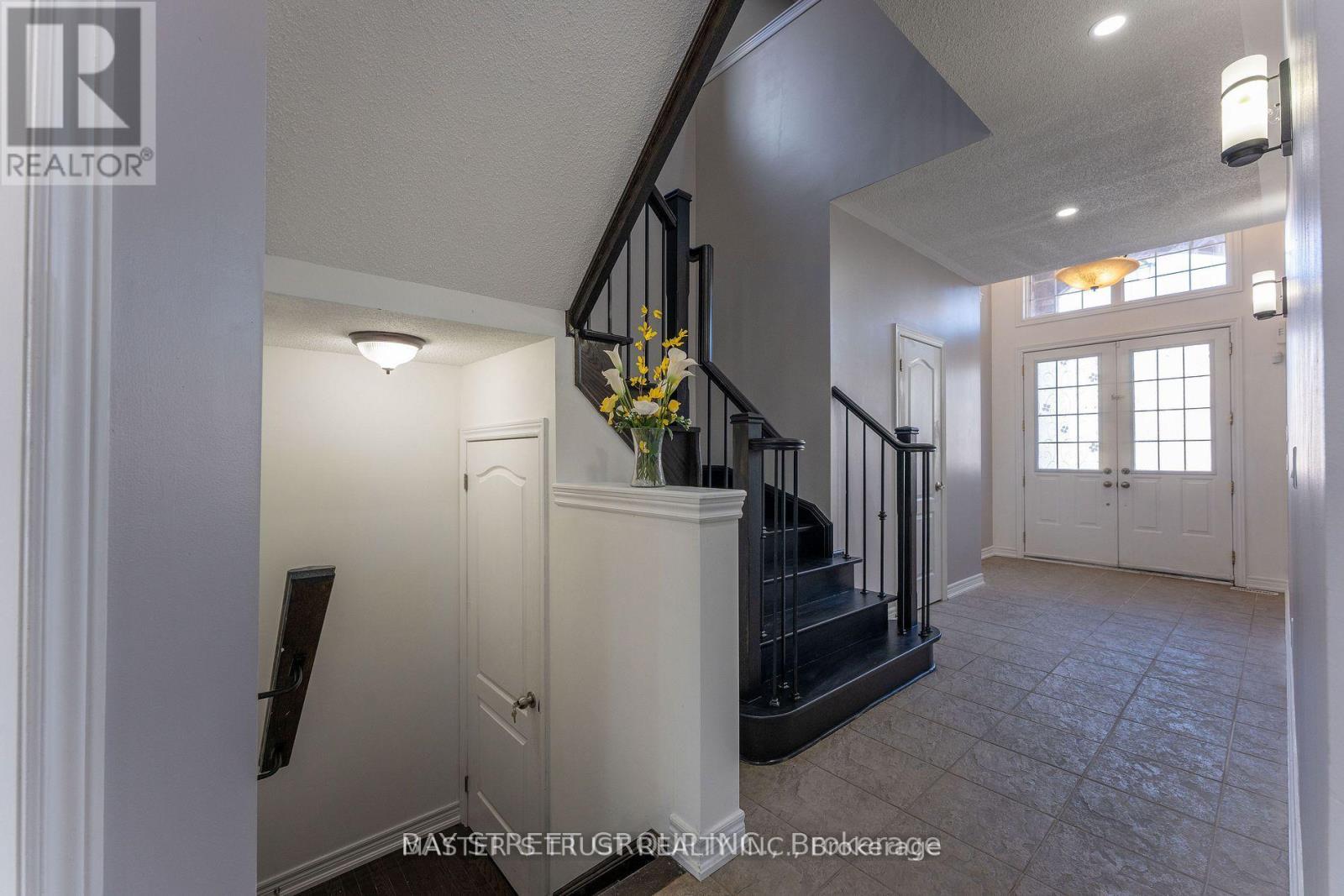 471 Kwapis Boulevard, Newmarket, Ontario  L3X 3K5 - Photo 4 - N12673448