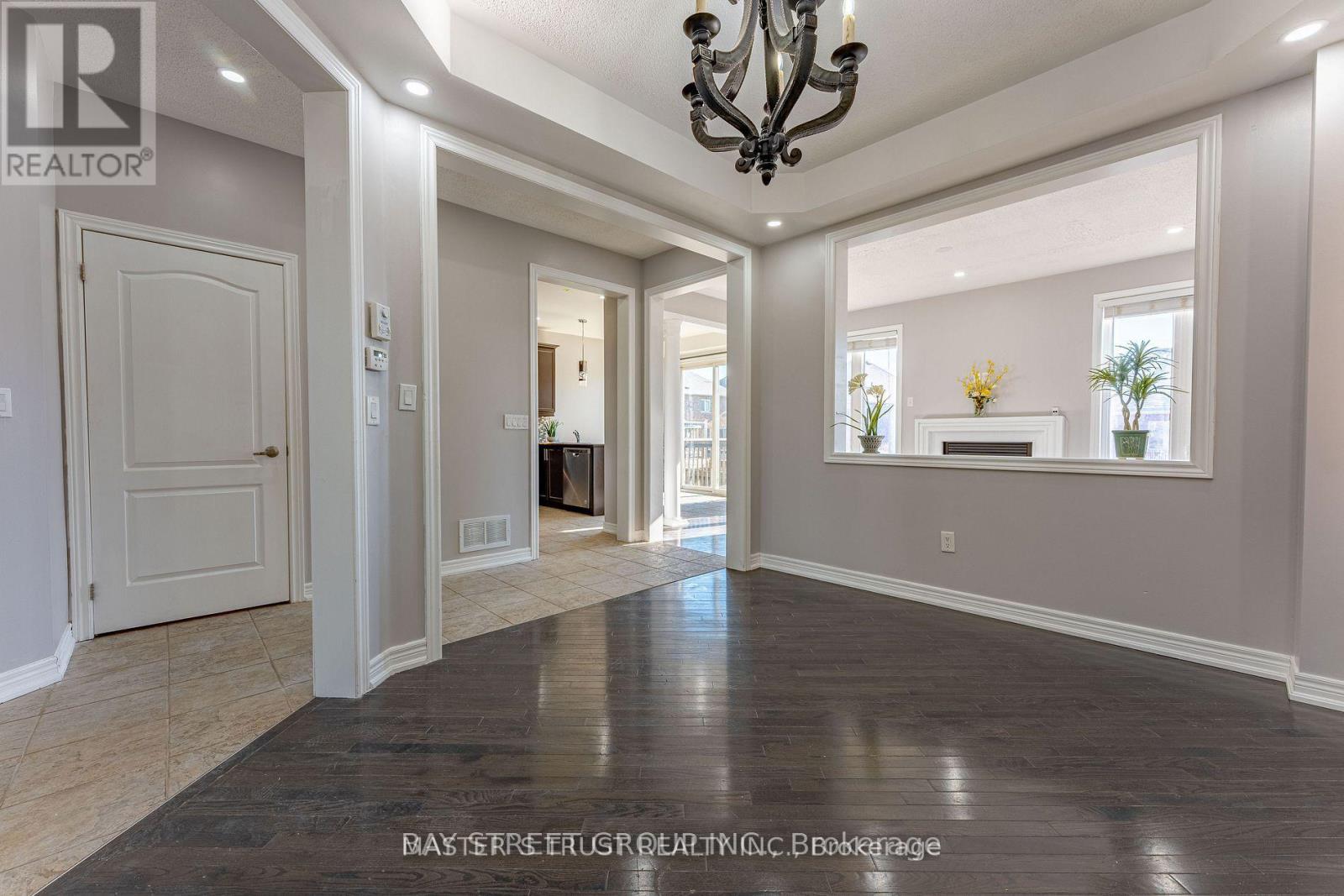 471 Kwapis Boulevard, Newmarket, Ontario  L3X 3K5 - Photo 5 - N12673448