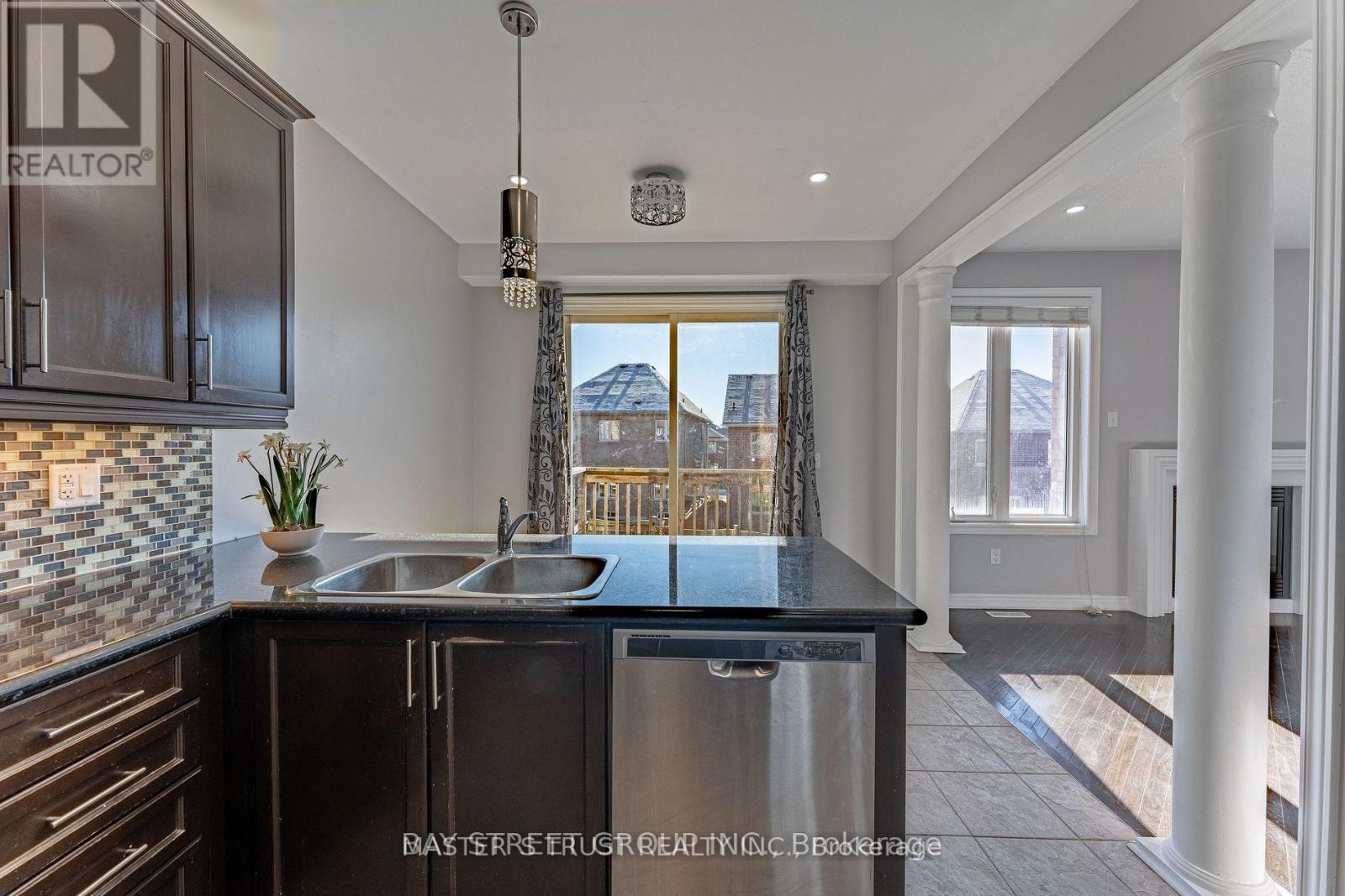 471 Kwapis Boulevard, Newmarket, Ontario  L3X 3K5 - Photo 9 - N12673448