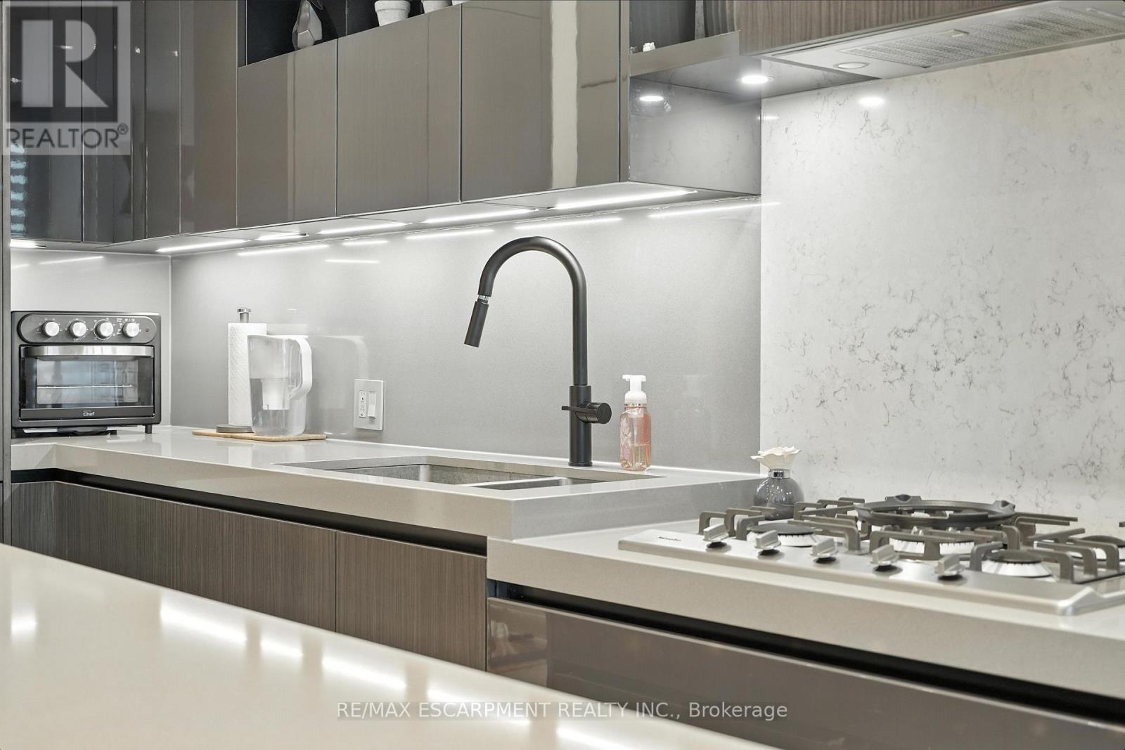 102 - 55 Port Street E, Mississauga, Ontario  L5A 4P3 - Photo 10 - W12673380