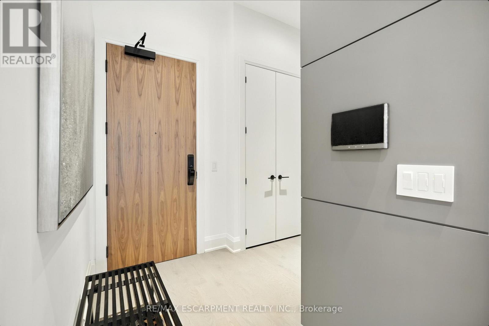 102 - 55 Port Street E, Mississauga, Ontario  L5A 4P3 - Photo 4 - W12673380