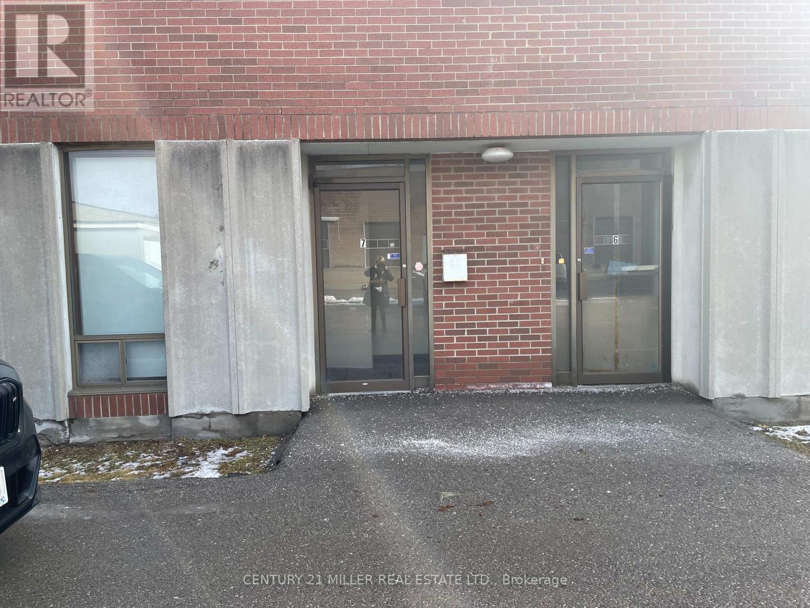 7 - 1121 Invicta Street, Oakville, Ontario  L6H 2R2 - Photo 2 - W12673420