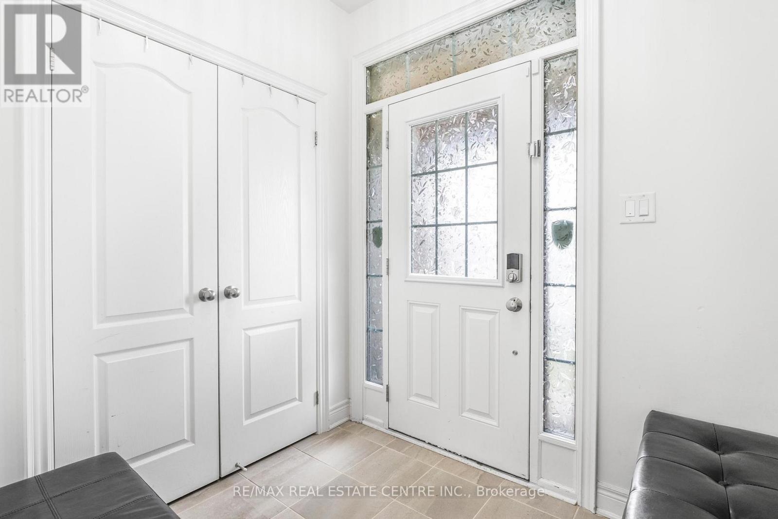 474 Sheaffe Place, Milton, Ontario  L9E 1J9 - Photo 5 - W12673522