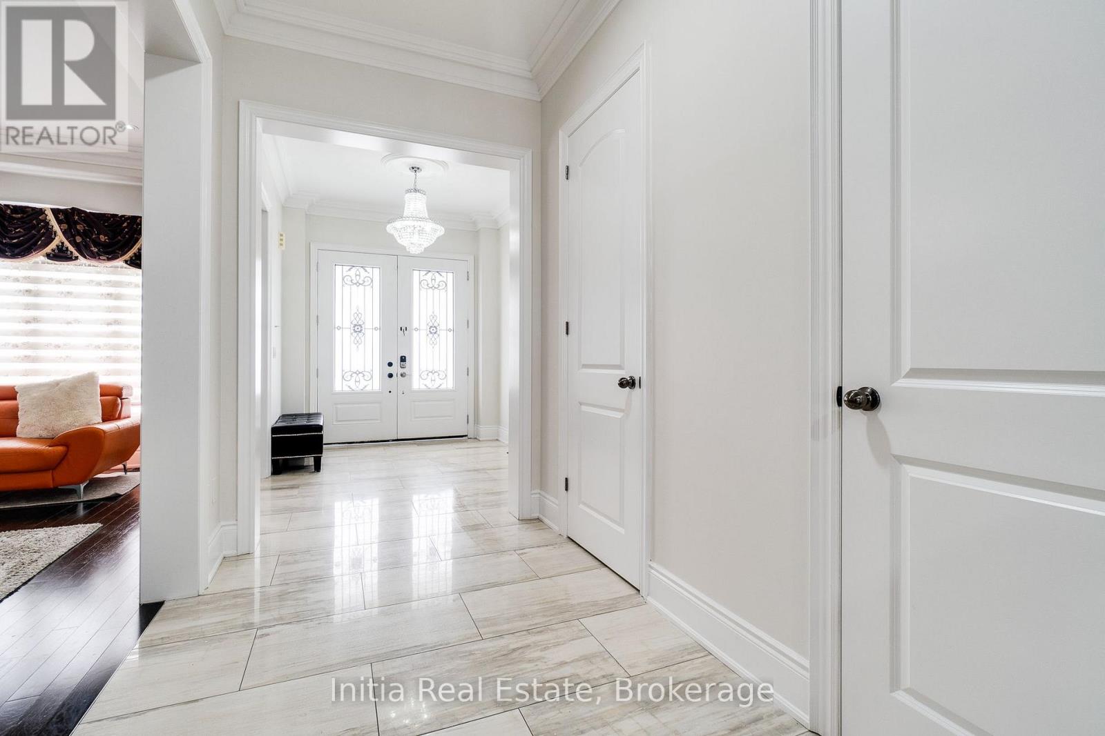 12 Erintown Crescent S, Brampton, Ontario  L6P 4H2 - Photo 5 - W12673528