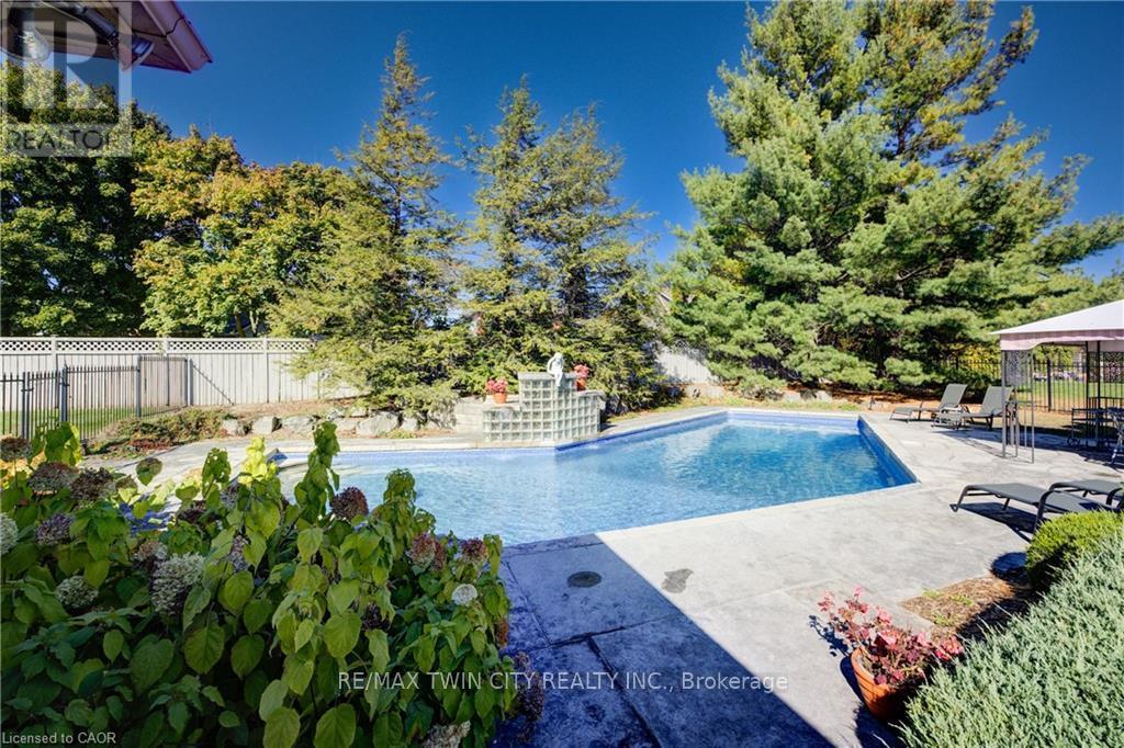 592 Manorwood Court, Waterloo, Ontario  N2K 3L7 - Photo 32 - X12673470