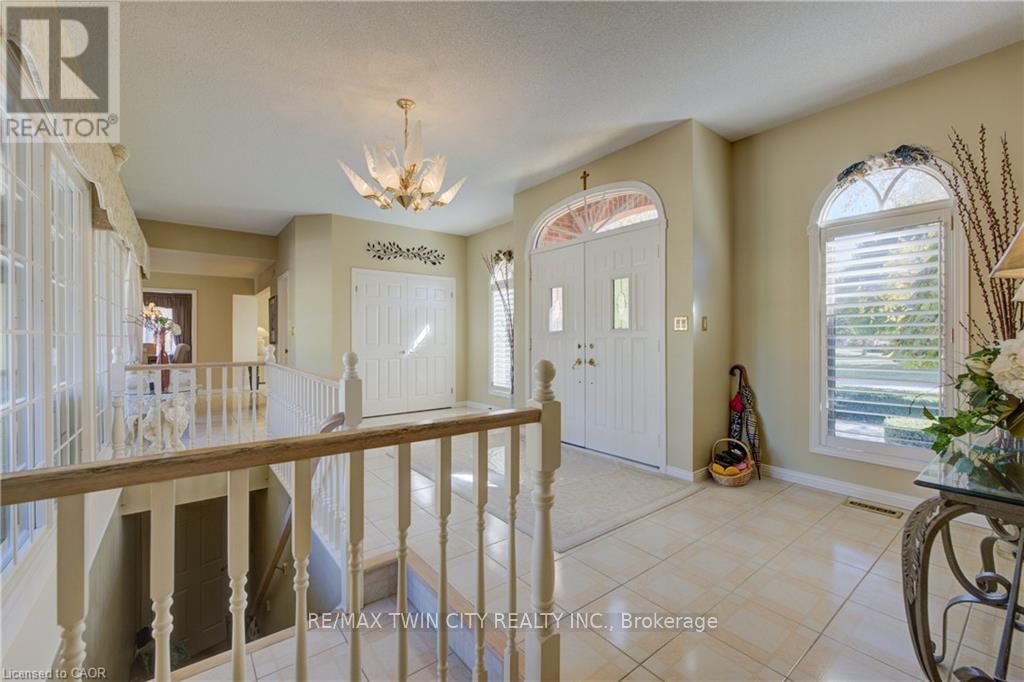 592 Manorwood Court, Waterloo, Ontario  N2K 3L7 - Photo 6 - X12673470