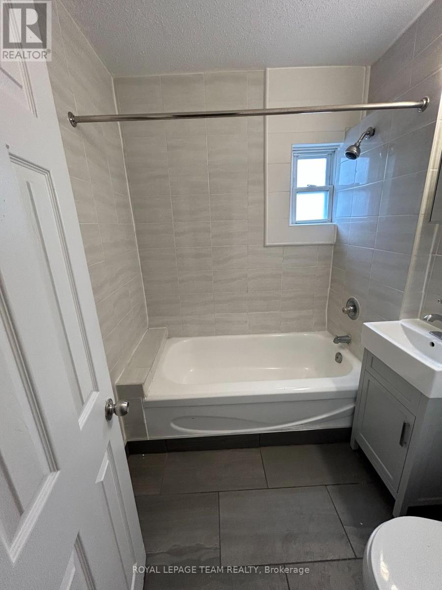 6 - 883 Somerset Street W, Ottawa, Ontario  K1R 6R6 - Photo 3 - X12673626