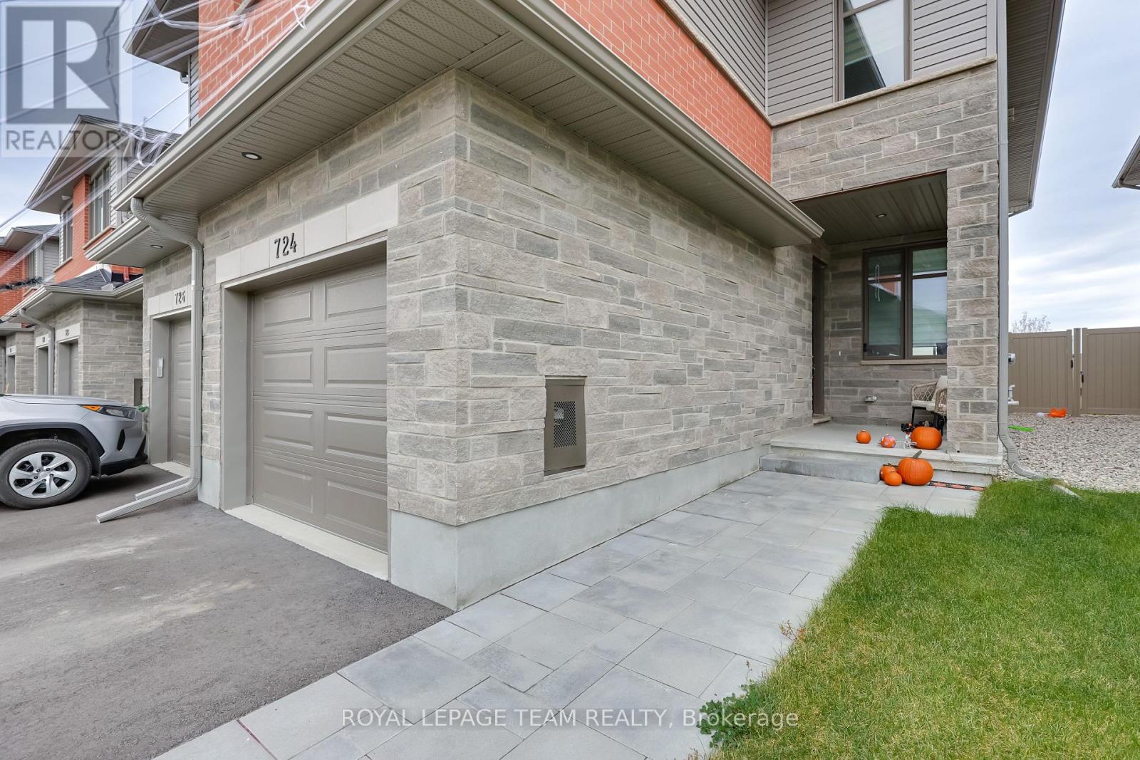 724 Ploughman Place, Ottawa, Ontario  K2S 3C5 - Photo 3 - X12478836