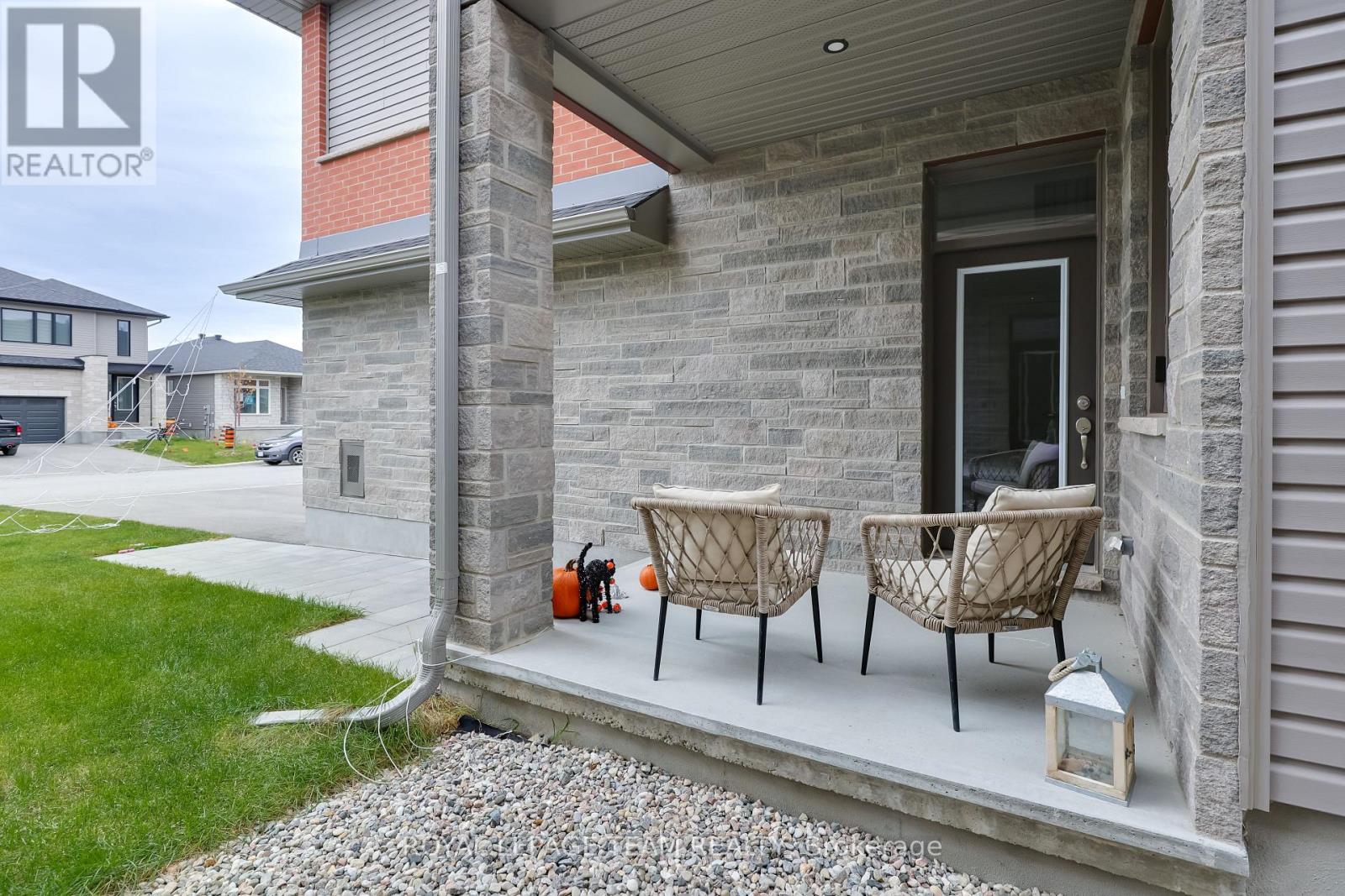 724 Ploughman Place, Ottawa, Ontario  K2S 3C5 - Photo 4 - X12478836