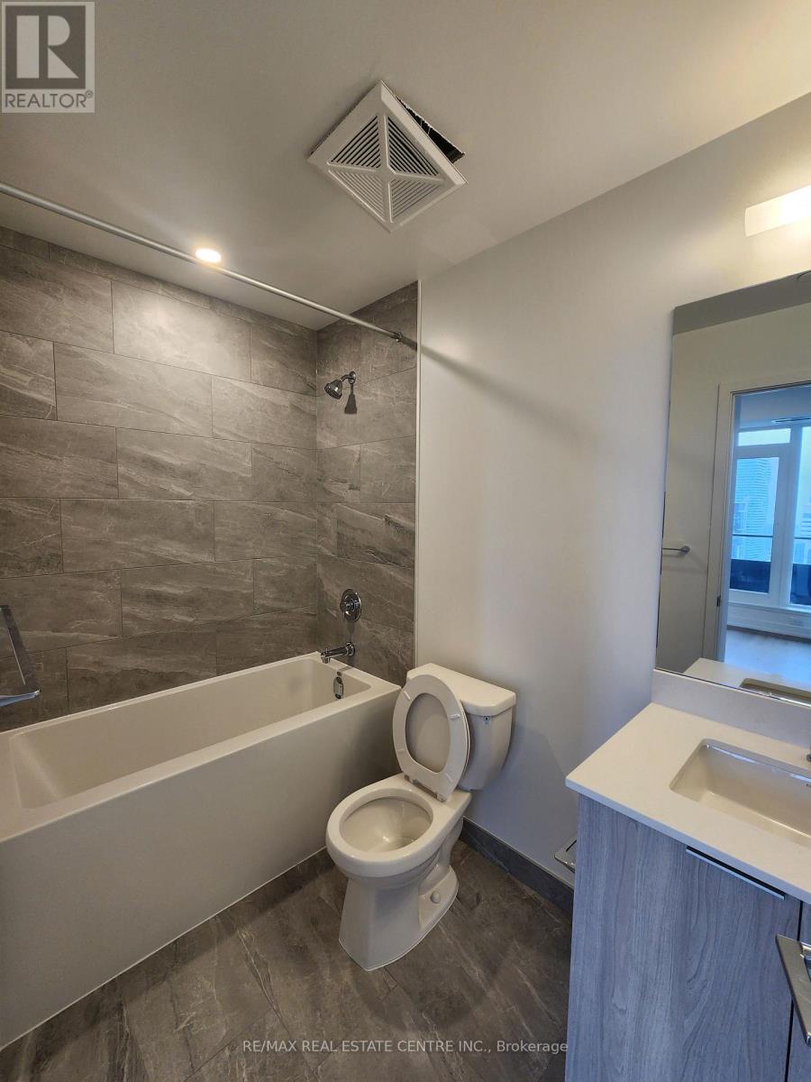 4305 - 395 Square One Drive, Mississauga, Ontario  L5B 0P6 - Photo 10 - W12673582