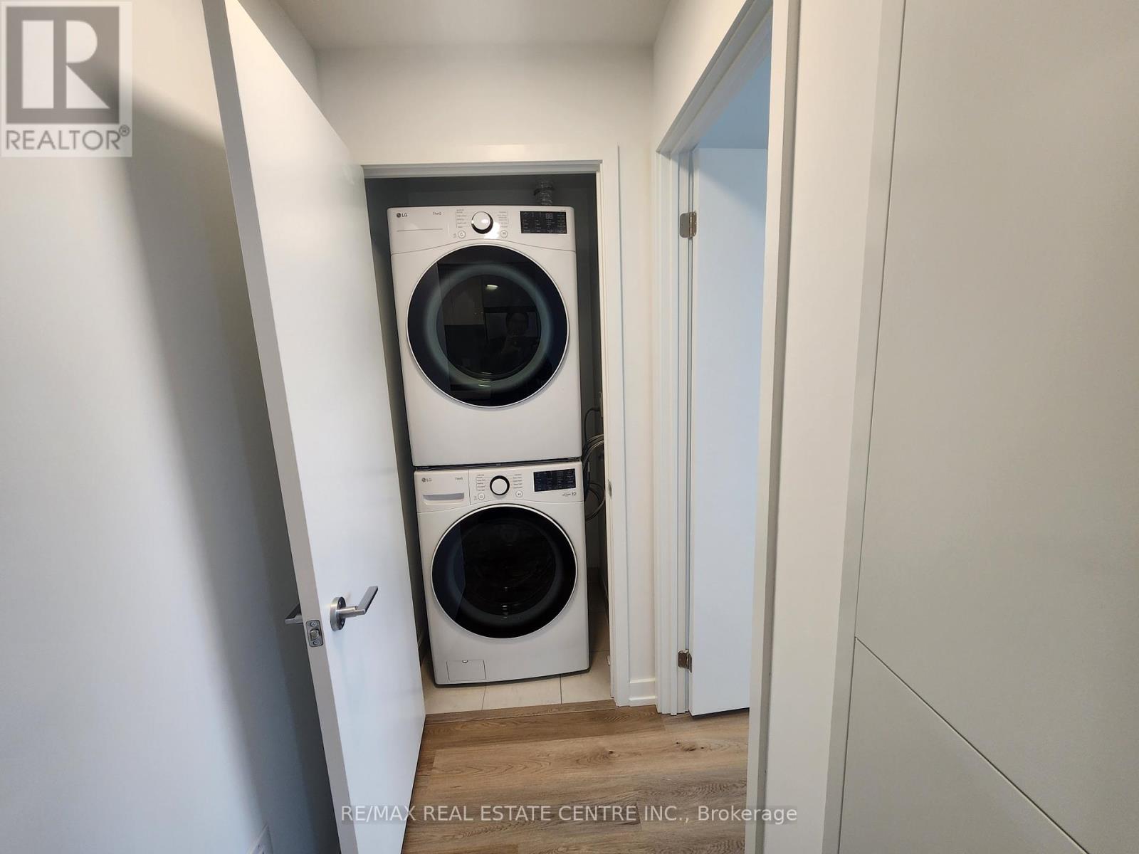 4305 - 395 Square One Drive, Mississauga, Ontario  L5B 0P6 - Photo 21 - W12673582