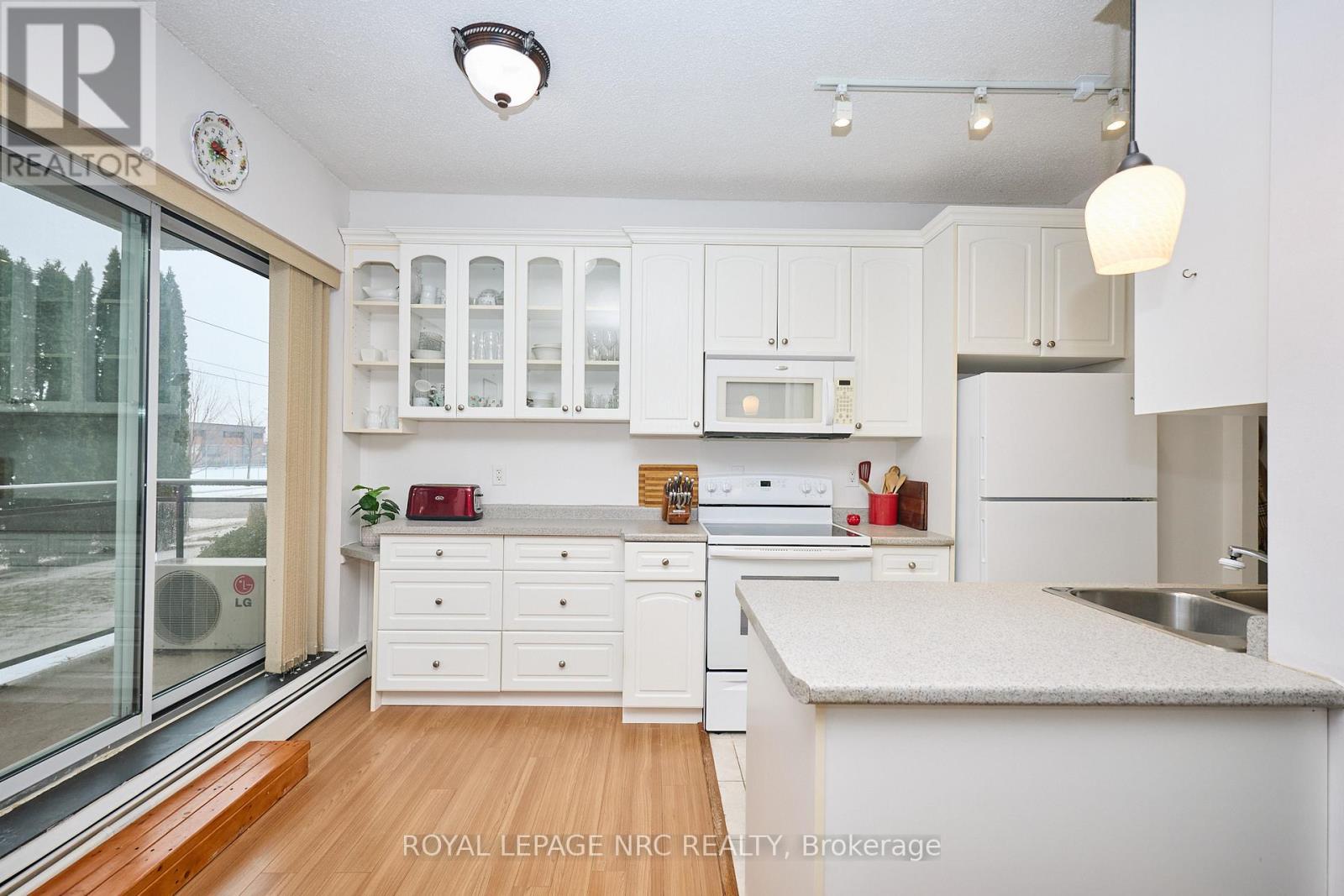 101 - 6390 Huggins Street, Niagara Falls, Ontario  L2J 1H1 - Photo 2 - X12673860