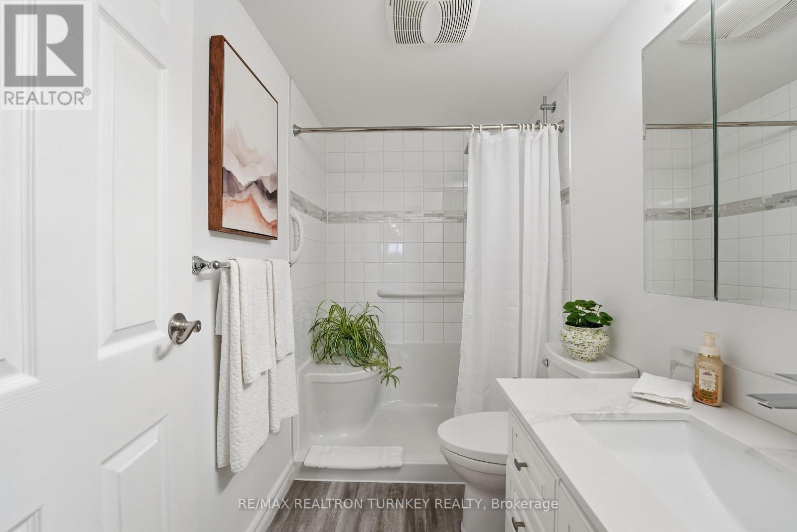 202 - 74 The Queensway S, Georgina, Ontario  L4P 1Z3 - Photo 17 - N12673716