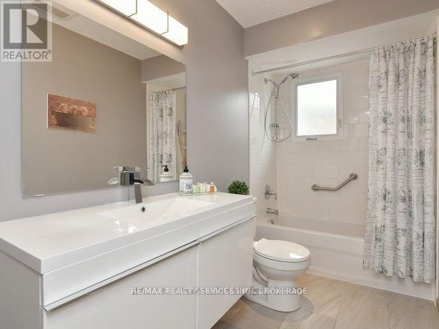 14 Terra Cotta Crescent, Brampton (Brampton East), Ontario  L6W 1C1 - Photo 13 - W12673702