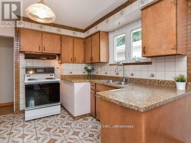 14 Terra Cotta Crescent, Brampton (Brampton East), Ontario  L6W 1C1 - Photo 8 - W12673702