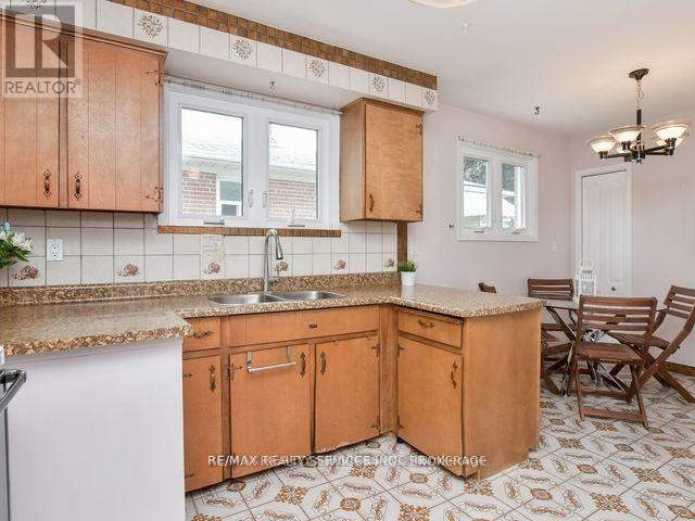 14 Terra Cotta Crescent, Brampton (Brampton East), Ontario  L6W 1C1 - Photo 9 - W12673702