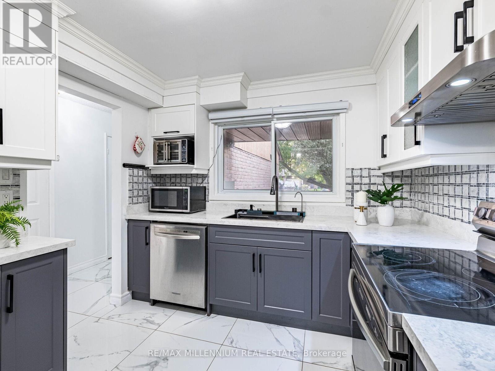 35 Scottsdale Court, Brampton, Ontario  L6W 3R8 - Photo 10 - W12673776