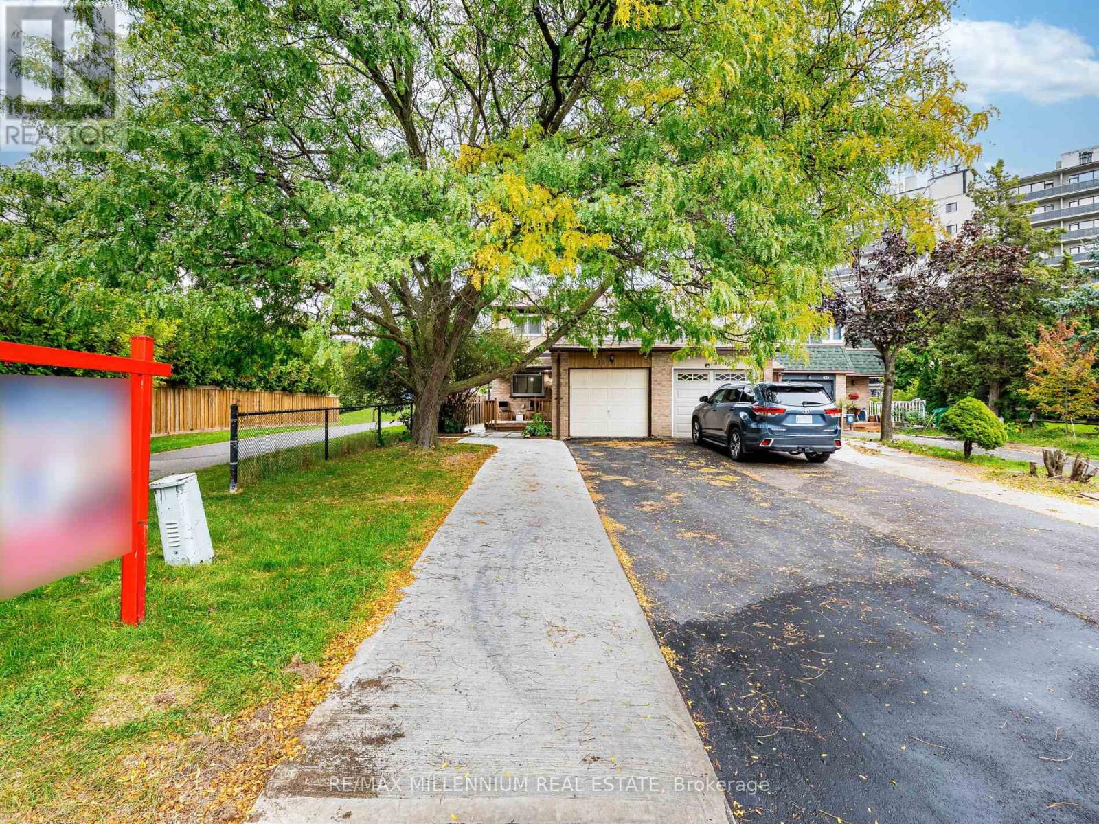 35 Scottsdale Court, Brampton, Ontario  L6W 3R8 - Photo 3 - W12673776