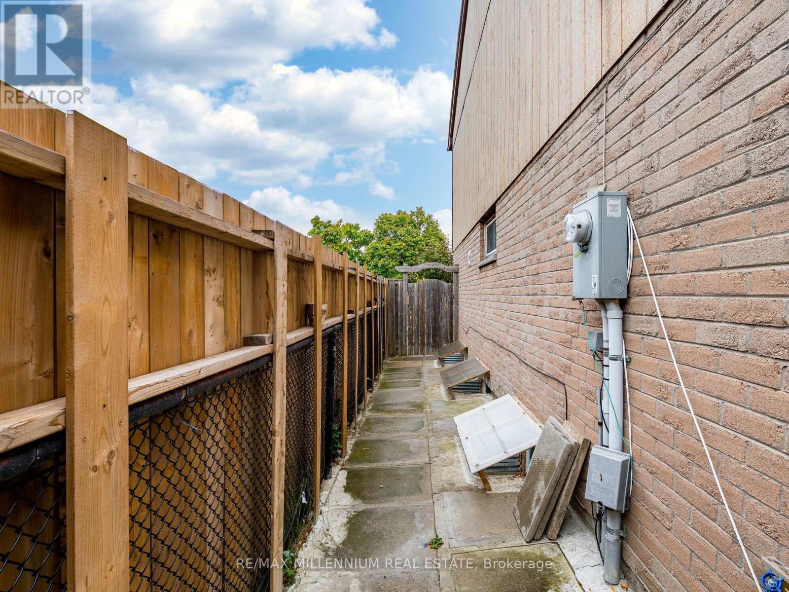 35 Scottsdale Court, Brampton, Ontario  L6W 3R8 - Photo 48 - W12673776