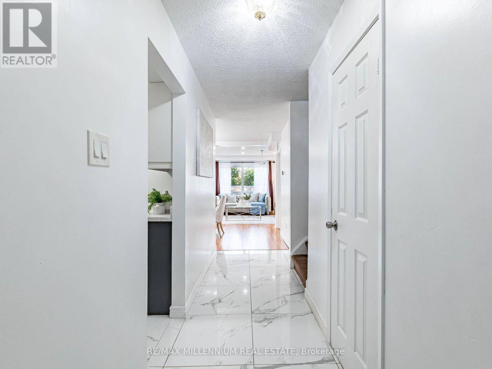 35 Scottsdale Court, Brampton, Ontario  L6W 3R8 - Photo 5 - W12673776