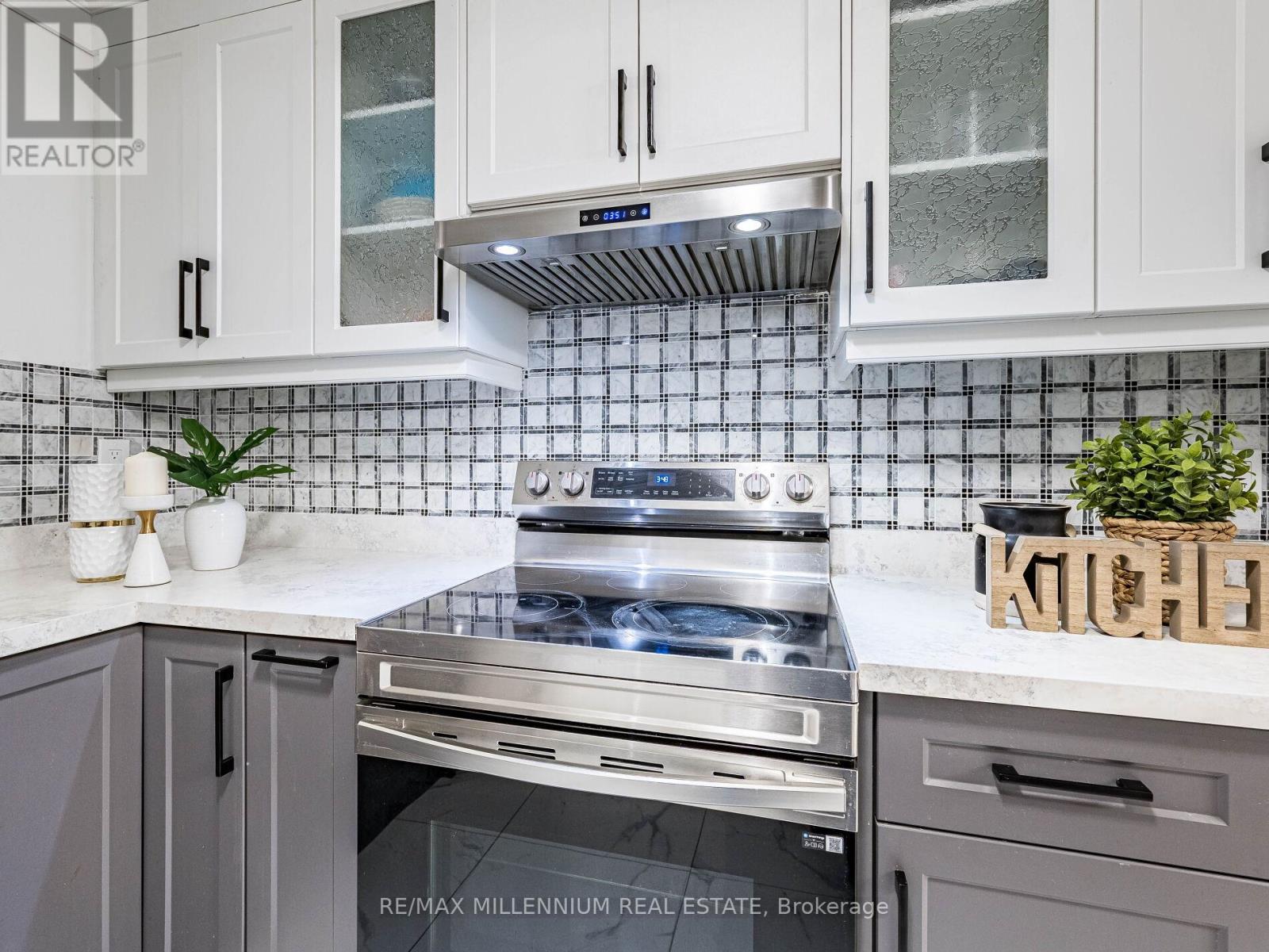 35 Scottsdale Court, Brampton, Ontario  L6W 3R8 - Photo 8 - W12673776