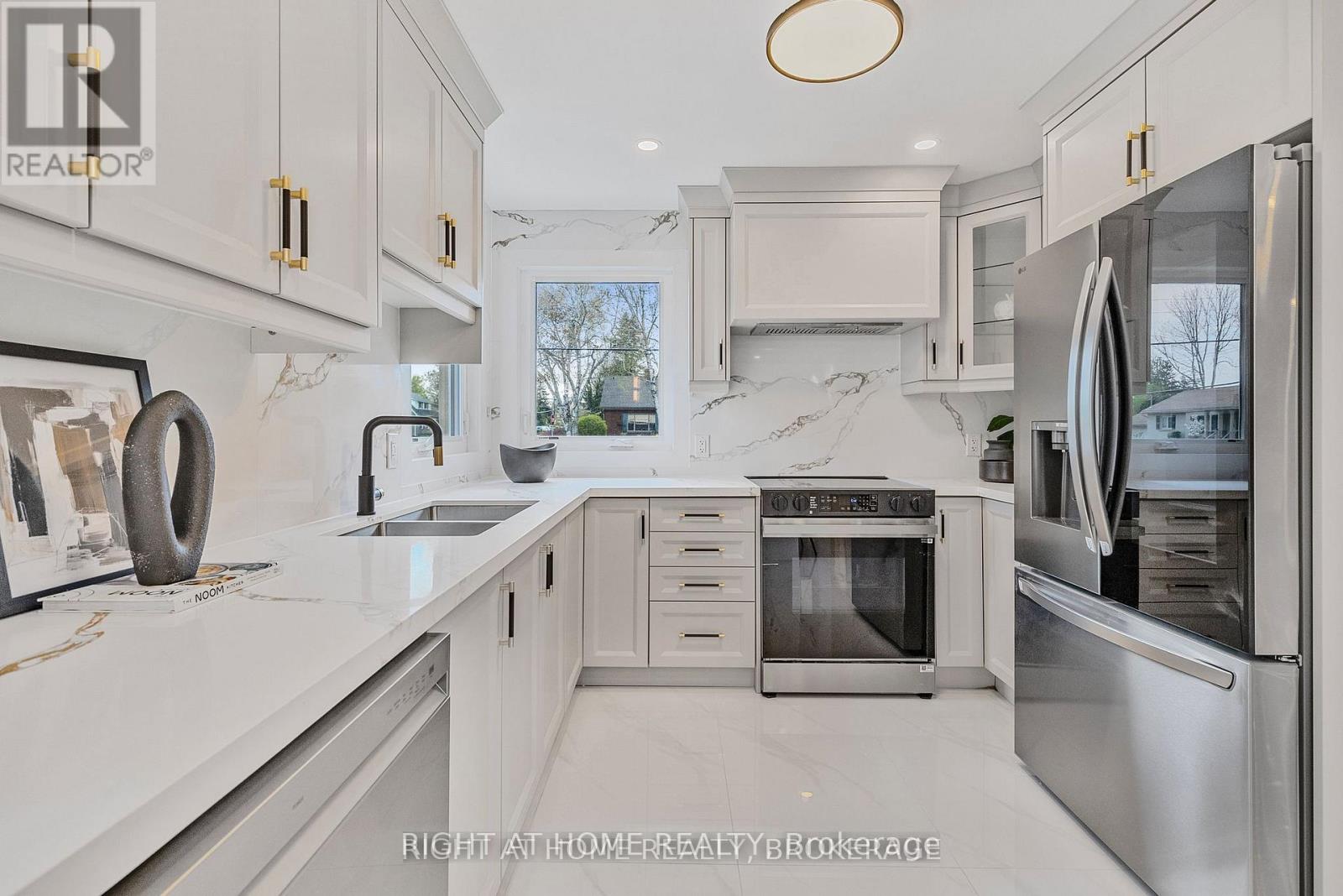 347 Mapledene Drive, Hamilton, Ontario  L9G 2K3 - Photo 4 - X12673670