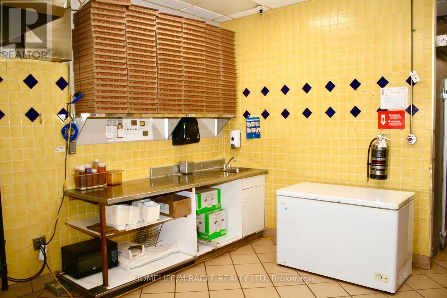 697 Queenston Road, Hamilton, Ontario  L8G 1A1 - Photo 34 - X12673754