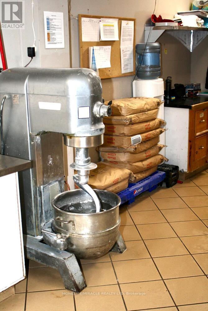 697 Queenston Road, Hamilton, Ontario  L8G 1A1 - Photo 43 - X12673754