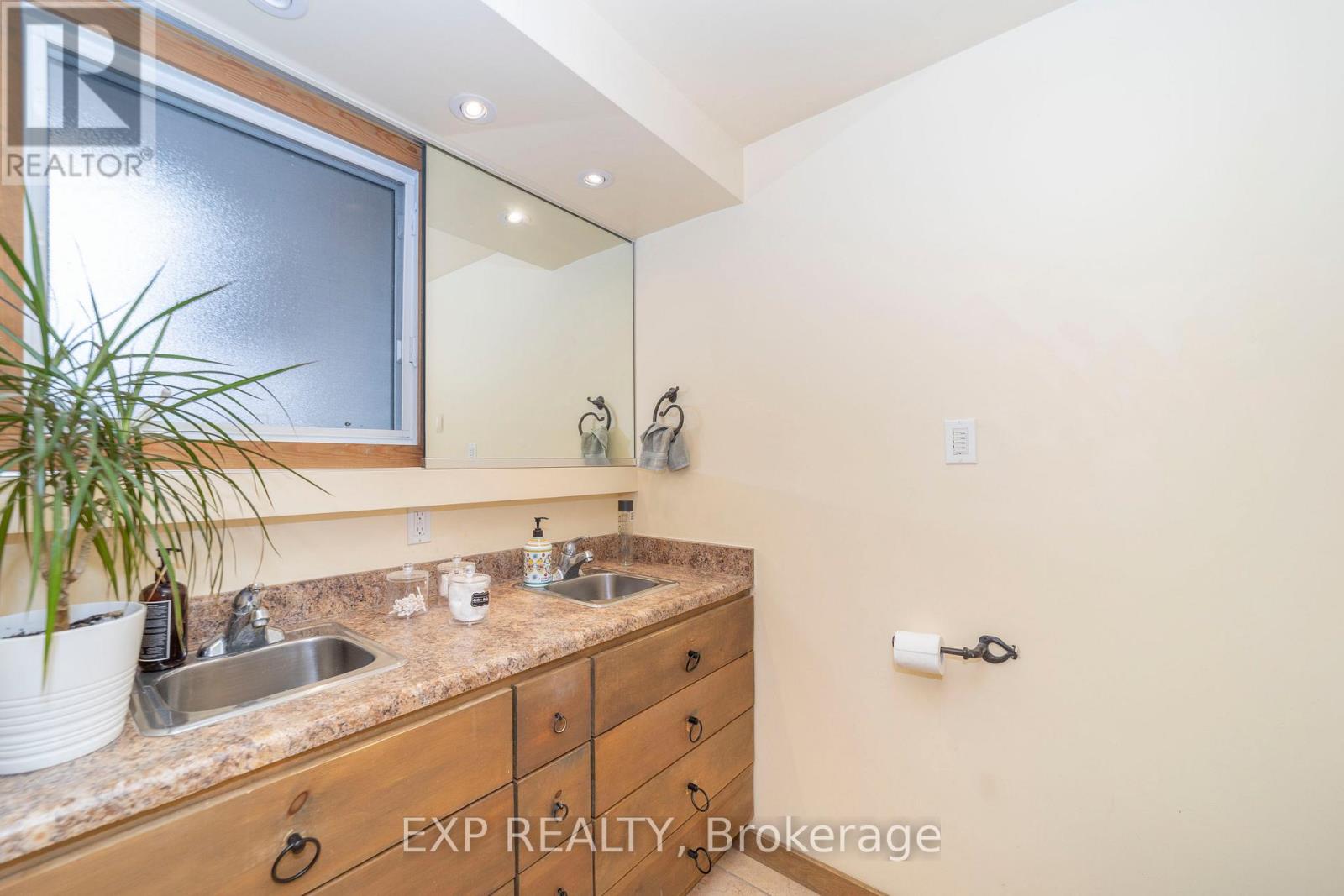 21 Southview Crescent, Ottawa, Ontario  K2E 5R4 - Photo 15 - X12673970