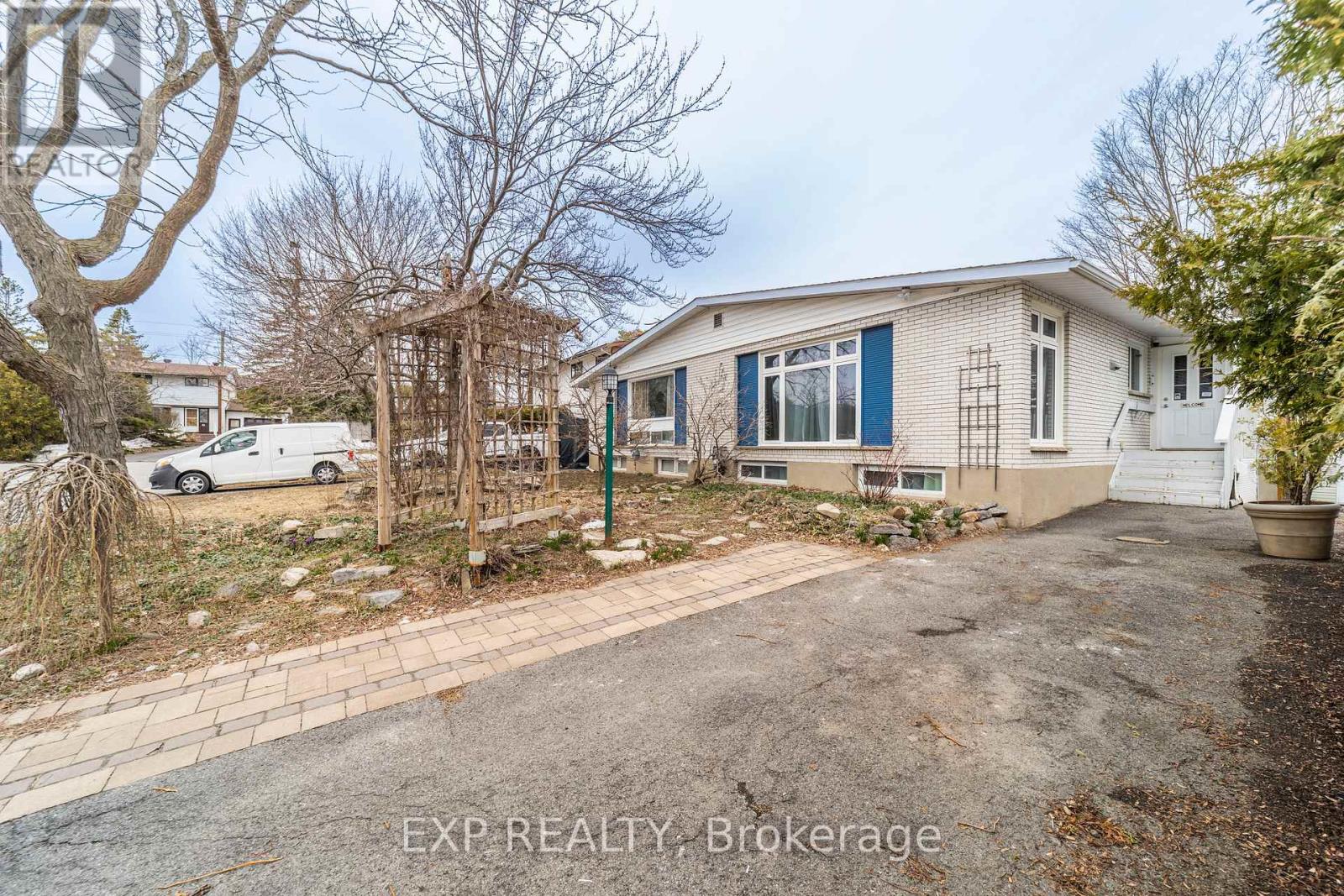 21 Southview Crescent, Ottawa, Ontario  K2E 5R4 - Photo 2 - X12673970
