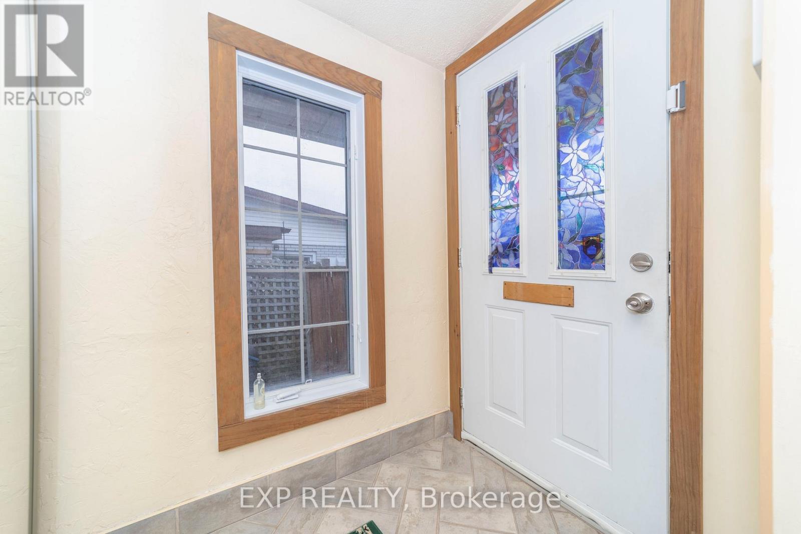 21 Southview Crescent, Ottawa, Ontario  K2E 5R4 - Photo 4 - X12673970