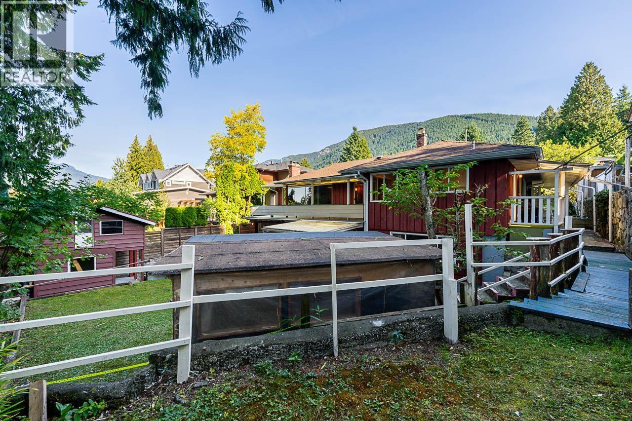 723 Handsworth Road, North Vancouver, British Columbia  V7R 1Z9 - Photo 35 - R3077107