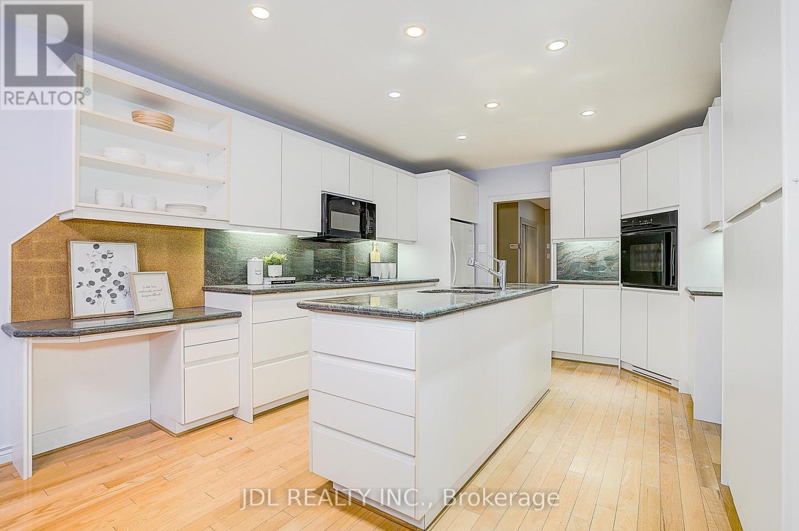 87 Munro Boulevard, Toronto, Ontario  M2P 1C5 - Photo 13 - C12673908