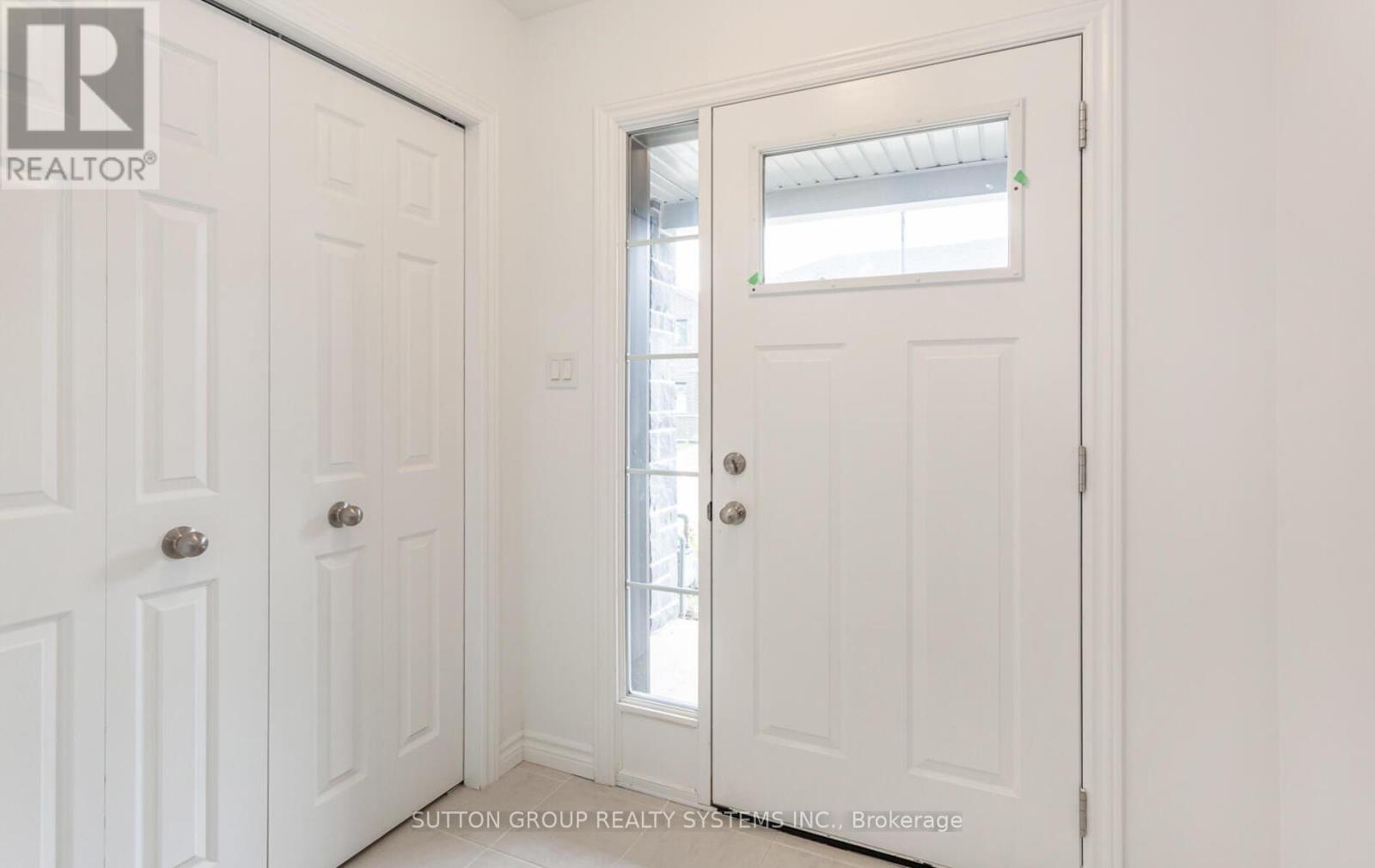 109 Woodedge Circle, Kitchener, Ontario  N2R 0P8 - Photo 3 - X12673914