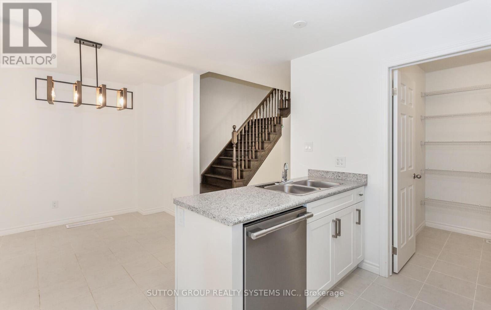 109 Woodedge Circle, Kitchener, Ontario  N2R 0P8 - Photo 7 - X12673914