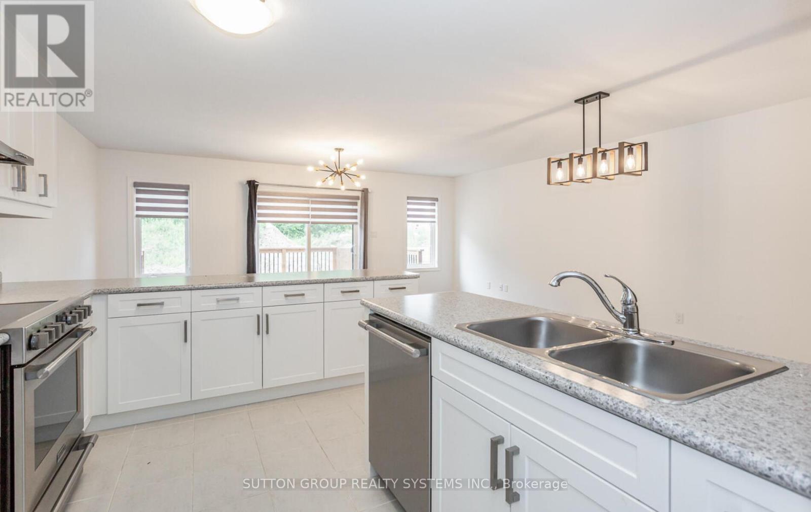 109 Woodedge Circle, Kitchener, Ontario  N2R 0P8 - Photo 8 - X12673914