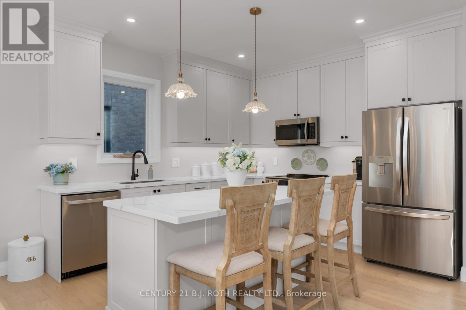 19 Rowley Crescent, Springwater, Ontario  L0L 1P0 - Photo 14 - S12607374