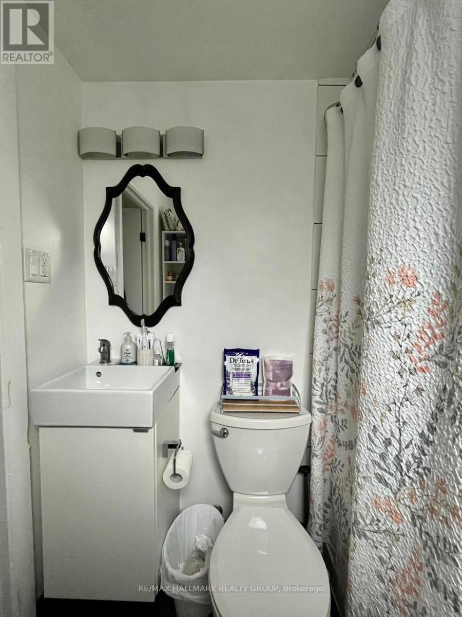 B - 8 Carlotta Avenue, Ottawa, Ontario  K1L 6S6 - Photo 12 - X12674192