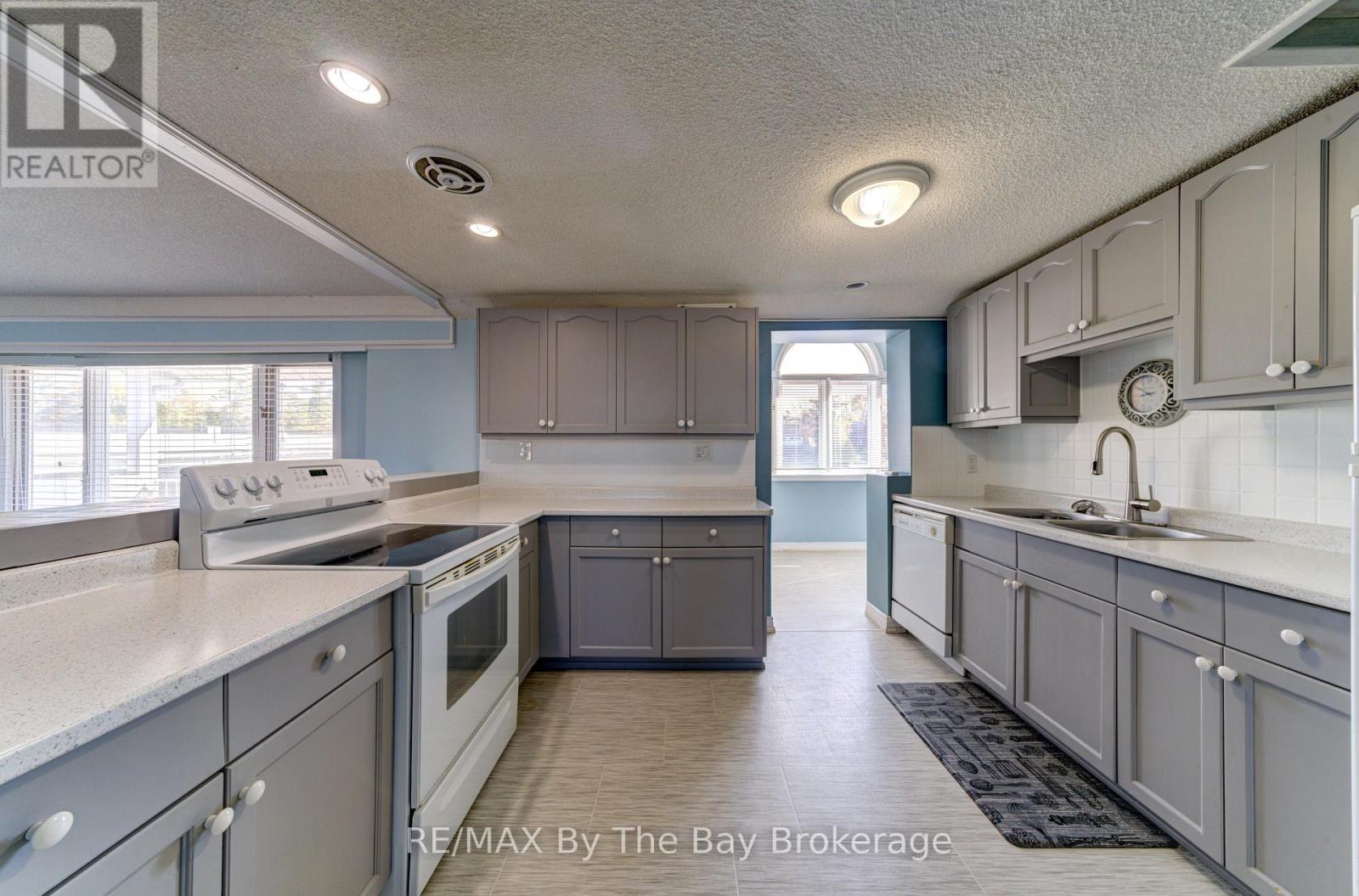 2nd Floor Apartment - 15 Willow Street, Wasaga Beach, Ontario  L9Z 2L4 - Photo 11 - S12674162