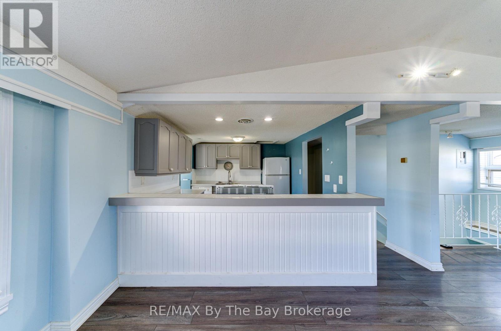 2nd Floor Apartment - 15 Willow Street, Wasaga Beach, Ontario  L9Z 2L4 - Photo 10 - S12674162