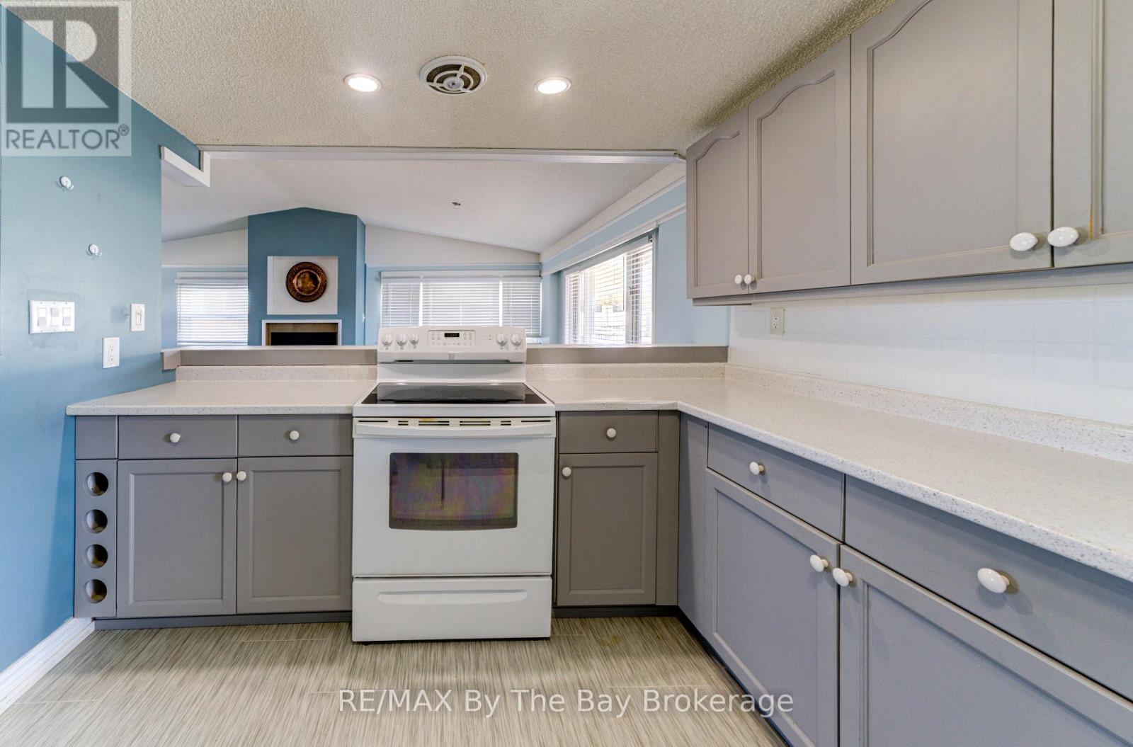 2nd Floor Apartment - 15 Willow Street, Wasaga Beach, Ontario  L9Z 2L4 - Photo 13 - S12674162