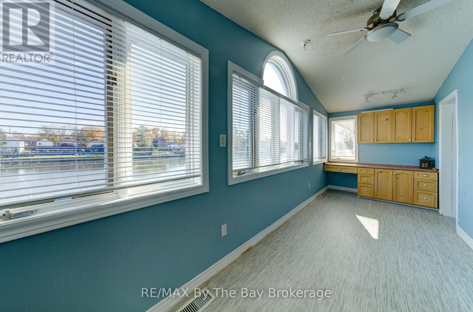 2nd Floor Apartment - 15 Willow Street, Wasaga Beach, Ontario  L9Z 2L4 - Photo 15 - S12674162